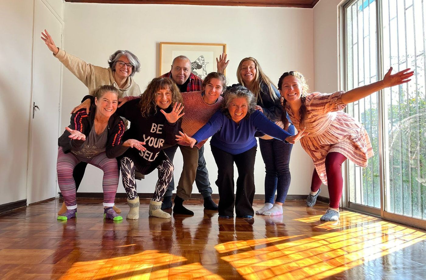 Grupo de participantes celebrando al final de un taller