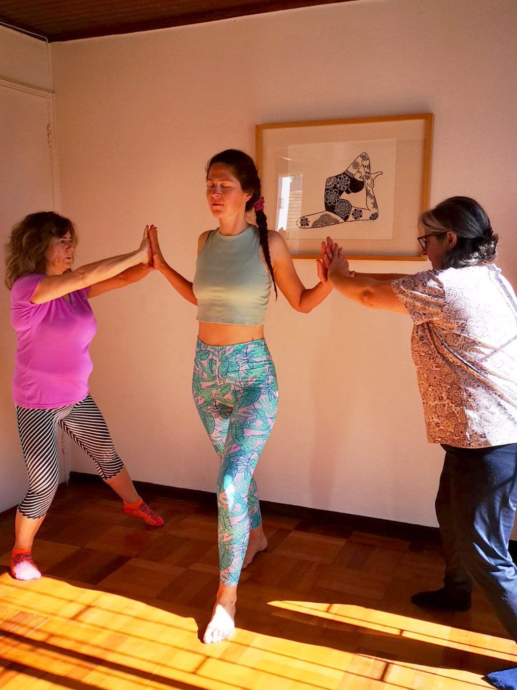 Tres participantes danzando conectadas por las manos