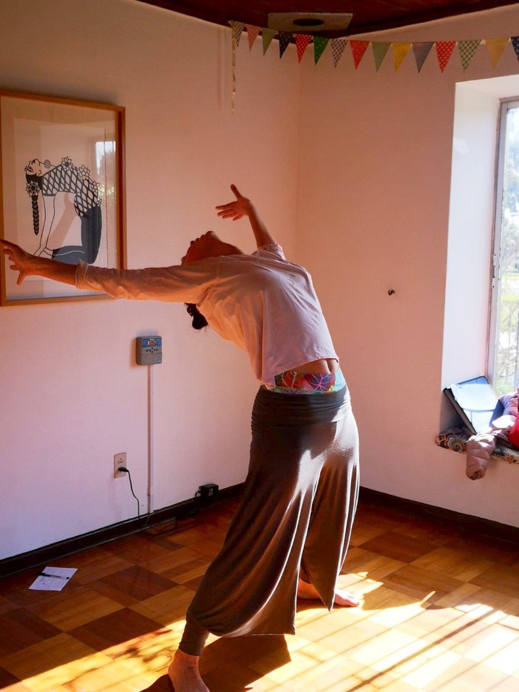 Participante danzando en la luz del atardecer