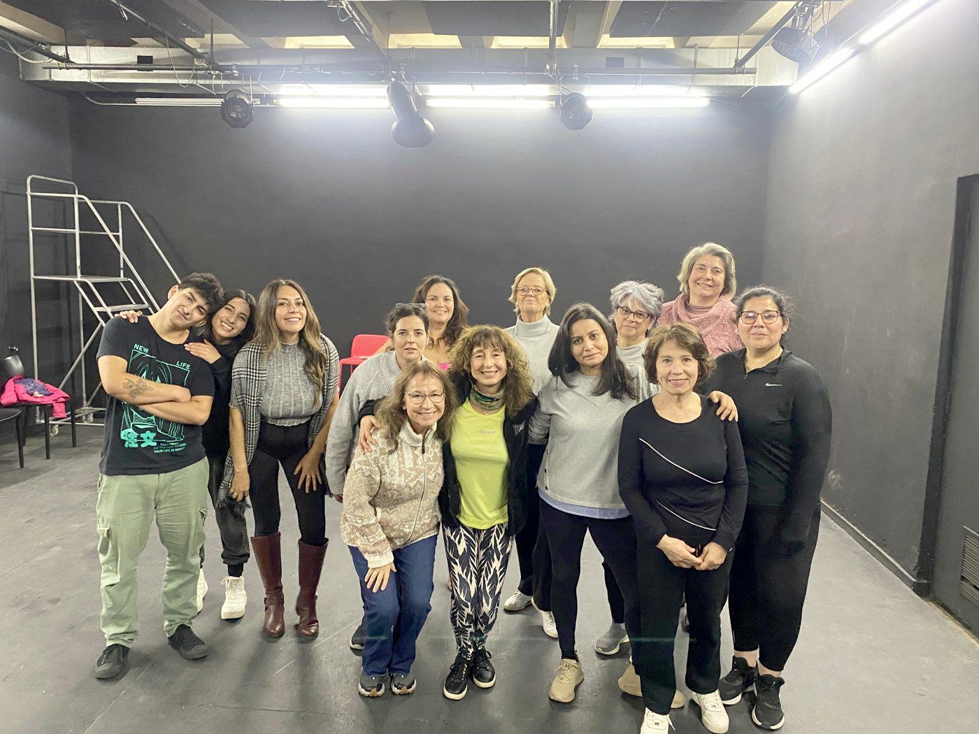 Grupo del taller en sala de teatro