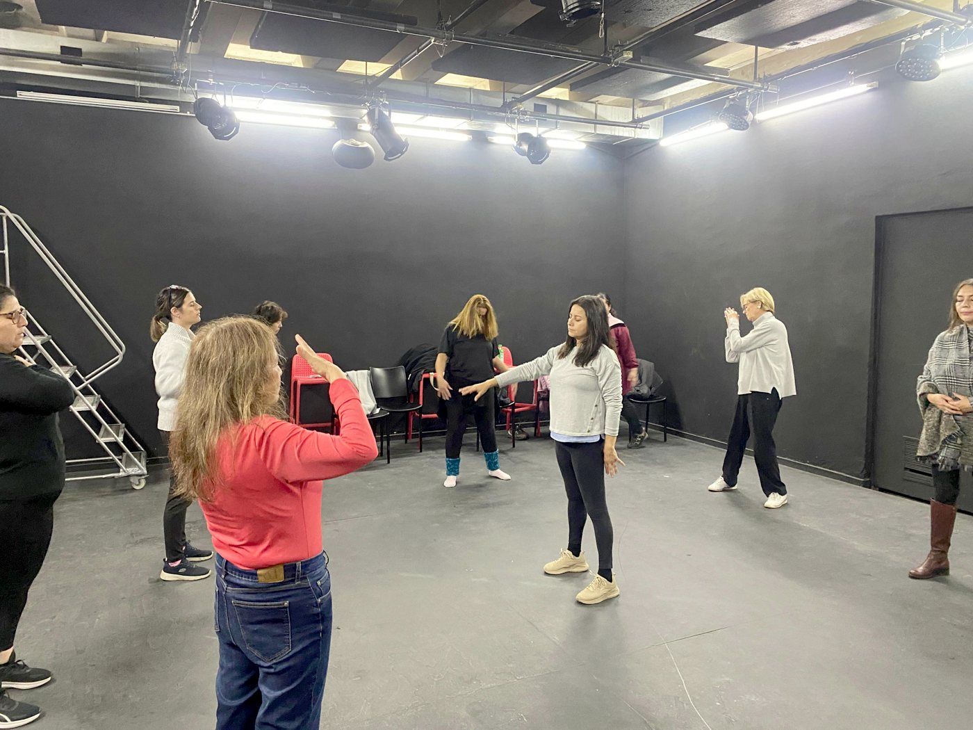 Participantes danzando en círculo