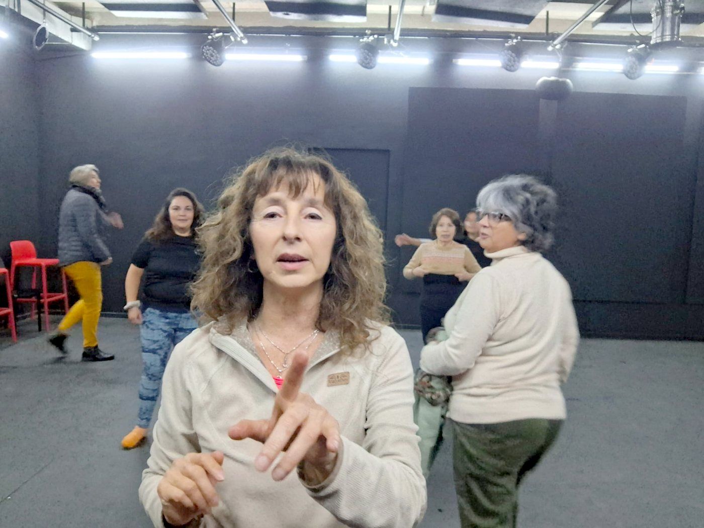 Pilar guiando un taller