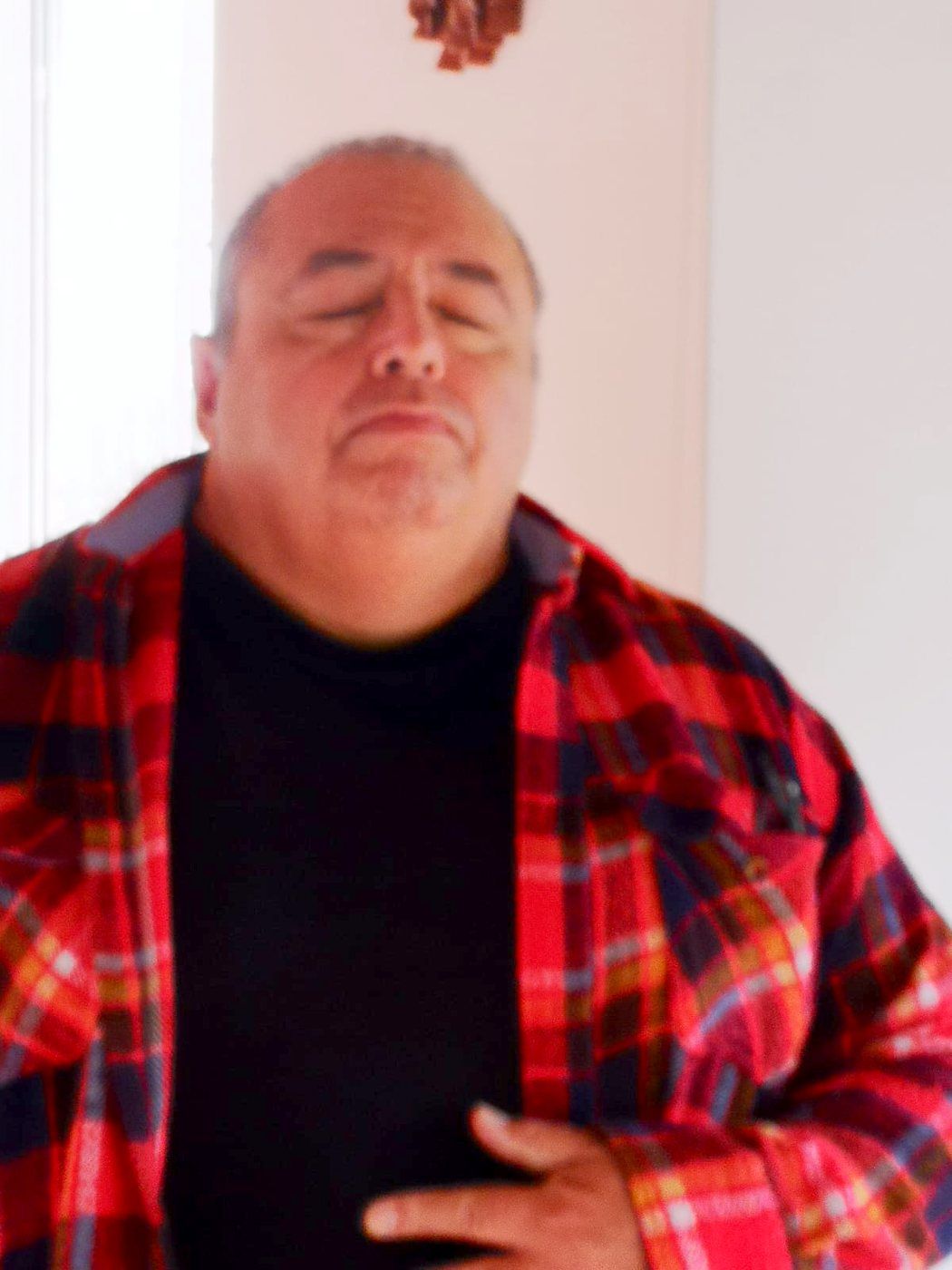 Participante en meditación con los ojos cerrados