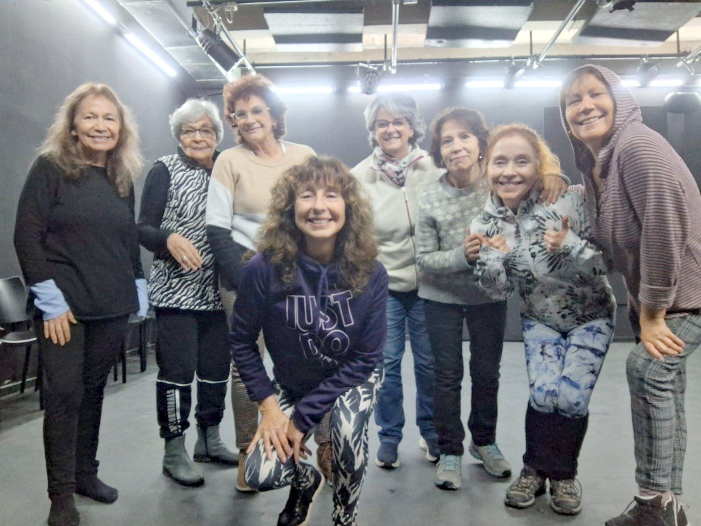 Grupo sonriente junto a Pilar