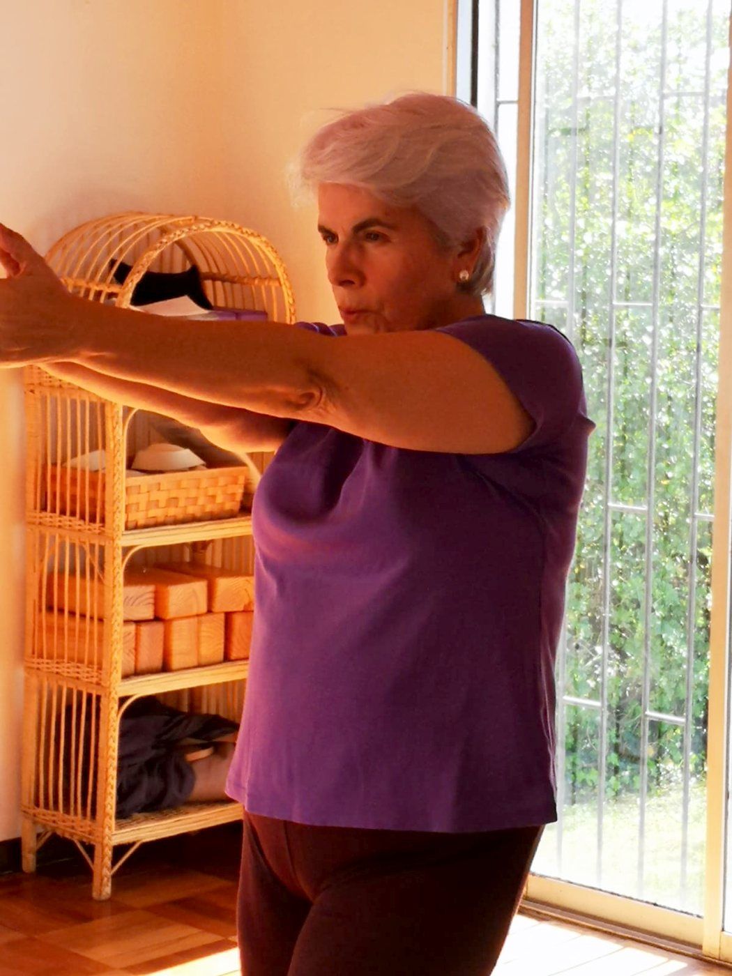 Participante danzando junto a la ventana