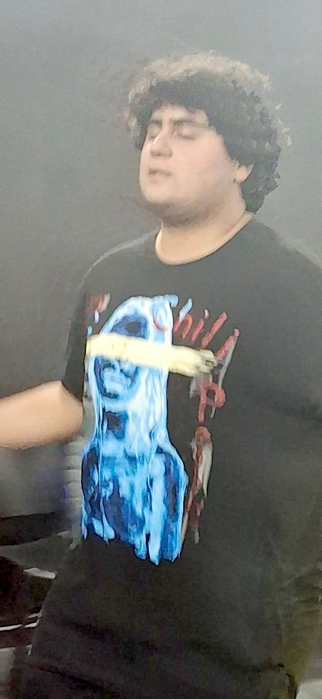 Participante danzando con los ojos cerrados