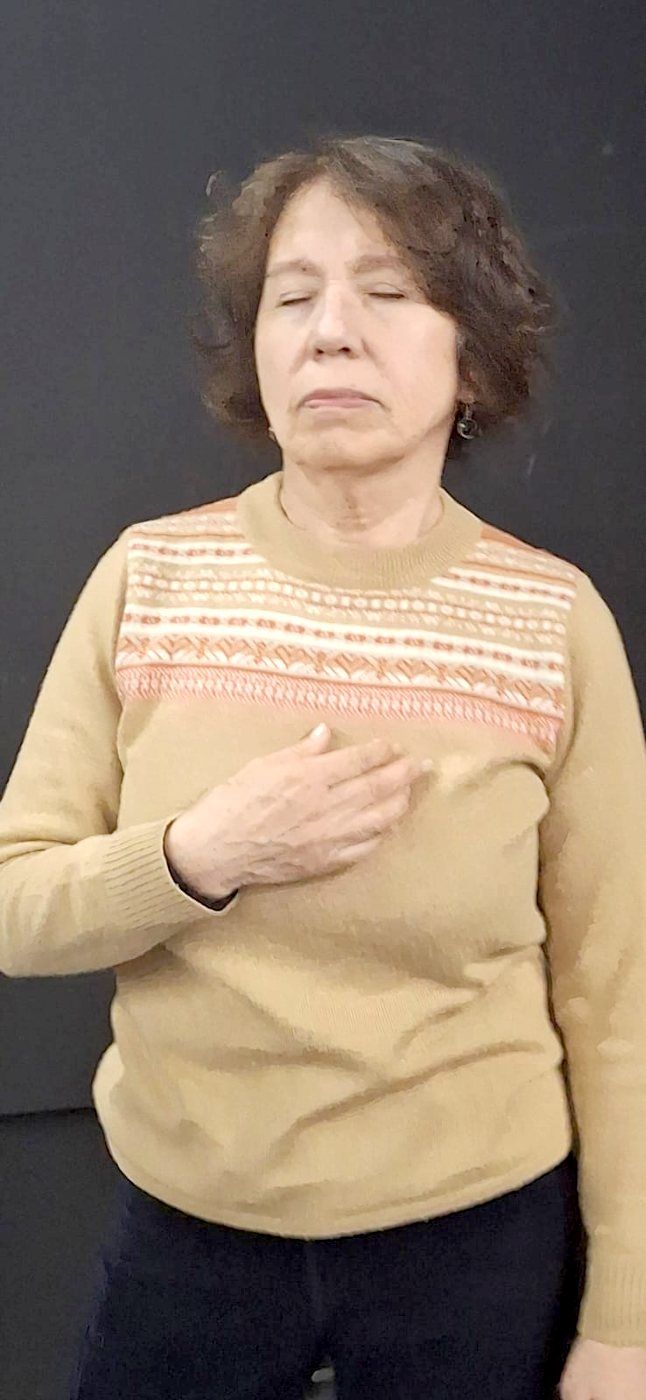 Participante con la mano en el corazón y los ojos cerrados
