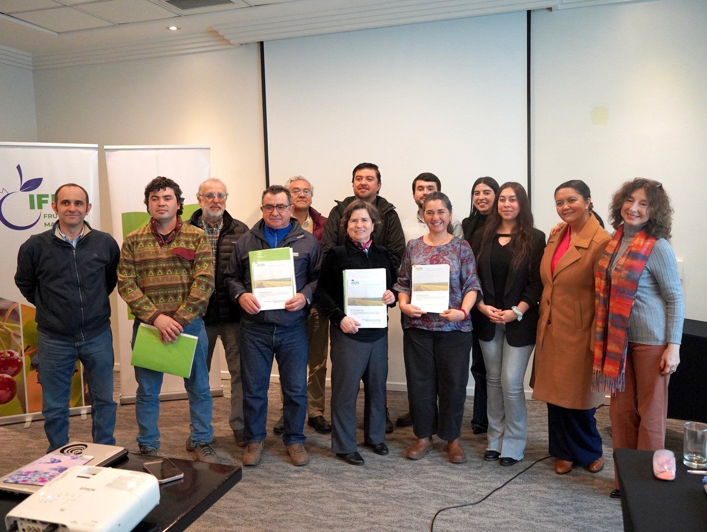 Productores recibiendo sus planes de trabajo