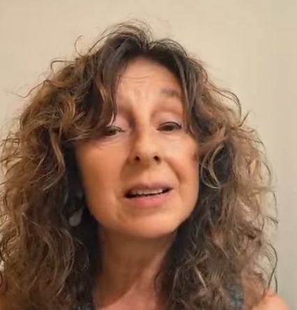 Pilar explicando la danza libre