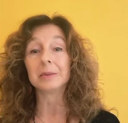Pilar explicando la danza libre